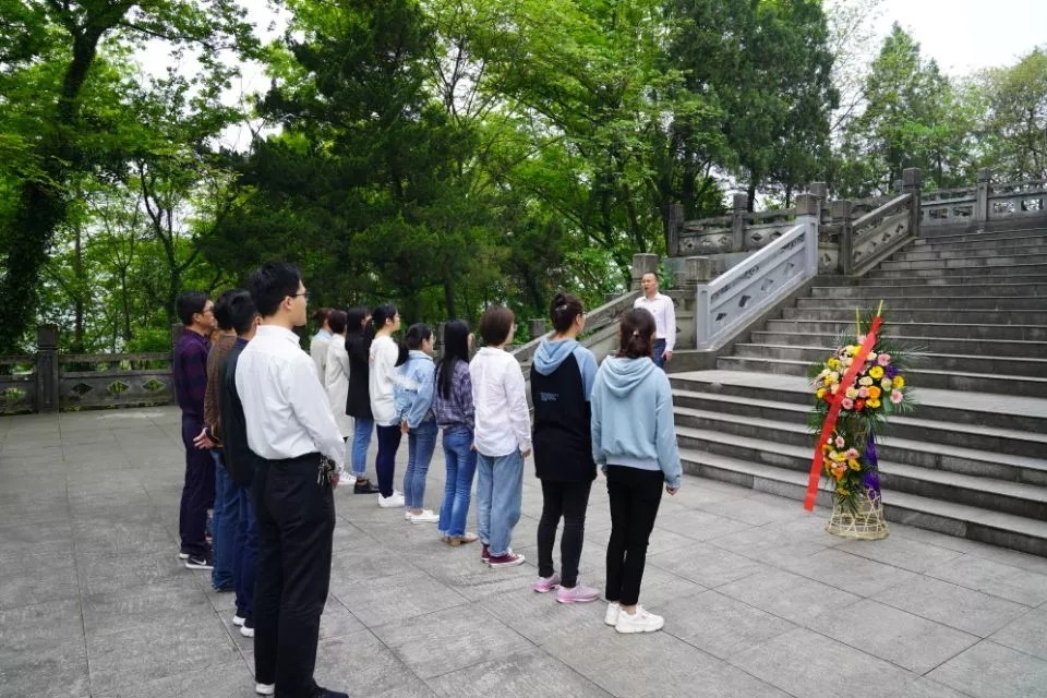 县直工委举办新党员集中宣誓和 “纪念青阳解放70周年”主题党日活动.jpg