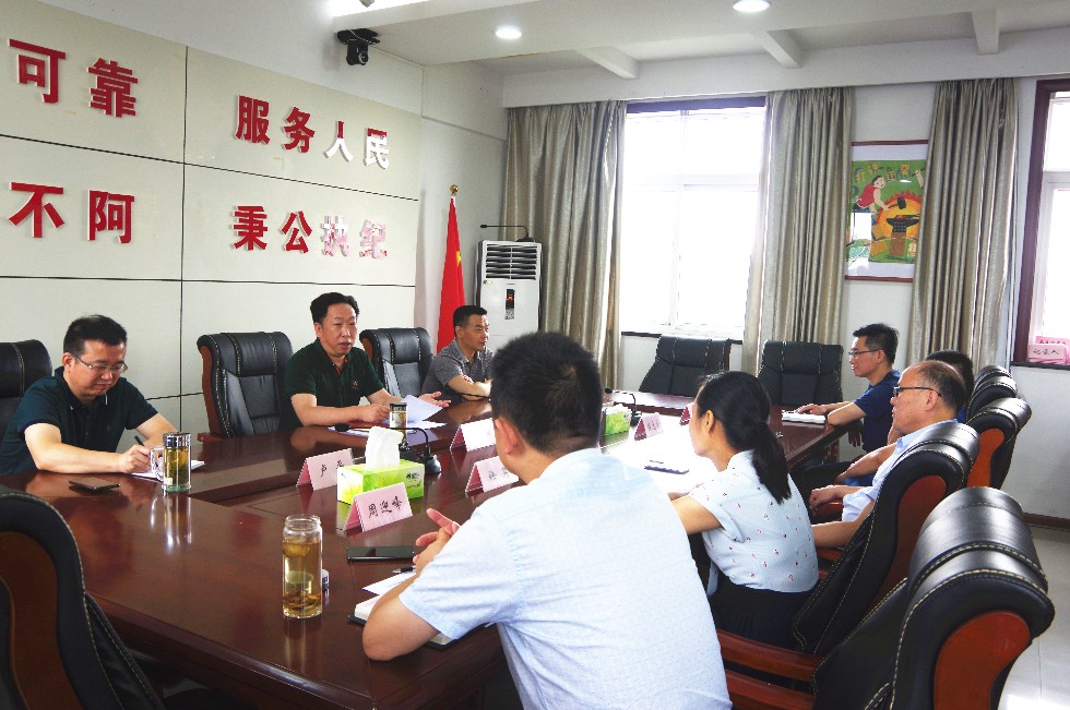 7.19 主持召开学习传达贯彻县区纪委书记汇报会.JPG