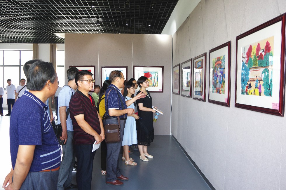 举办书画展，观众参观.JPG