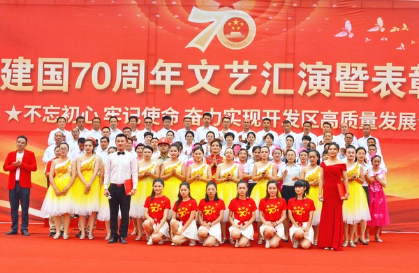 全体演唱人员谢幕_副本.jpg